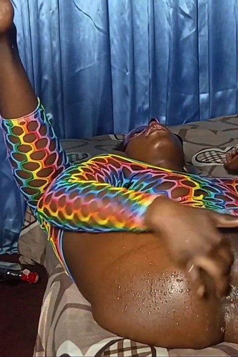 ¡Estudiante traviesa caliente provoca a su hermanastro con una masturbación!