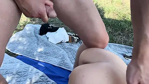 Drei typen ficken am rande eines berges eine versaute muschi - ihr mund und ihre muschi sind gleichzeitig mit schwänzen besetzt