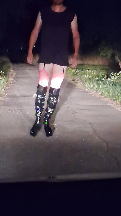 Sissy Sandra-Kim outdoor Heelswalk mit S-cup Titten