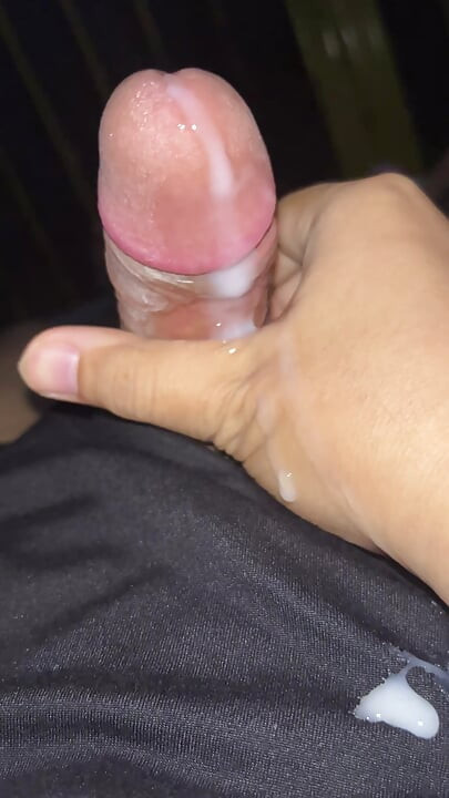 이 젊은 남자의 큰 자지가 정말 맛있고, 정액은 정말 자극적이에요