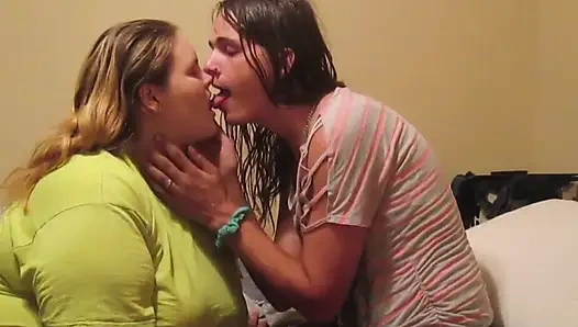 Sexy MILF & heiße sissy machen rum und bringen ihren kitzler zum kommen