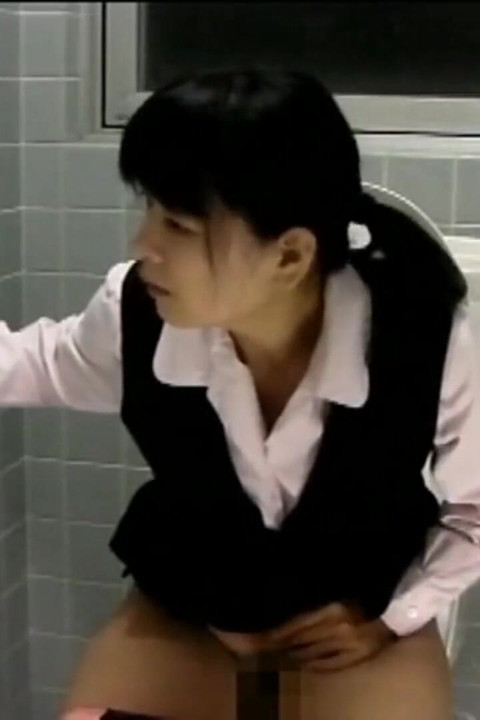Stuck up Older Woman - Toilet Masturbation - Ep2
