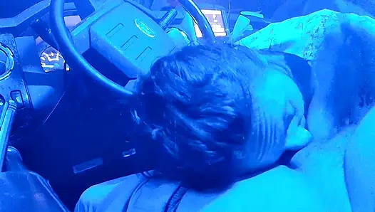 Kamyonumda oral seks ağzıma boşalıyor