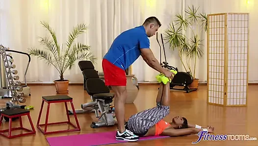 Fitnessräume - Lola Marie macht kniebeugen in ihren spandex-leggings