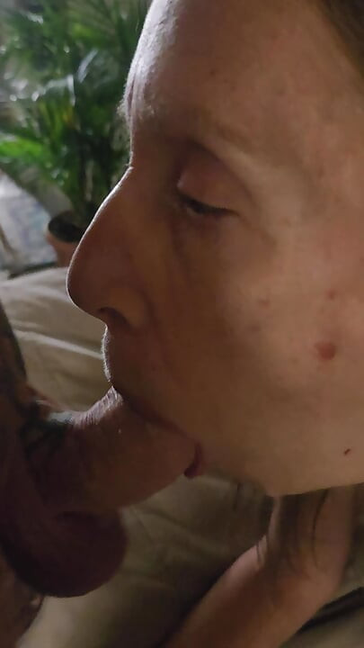 Une Gentille Fille Suce La Bite De Son Mari Et Se Masturbe