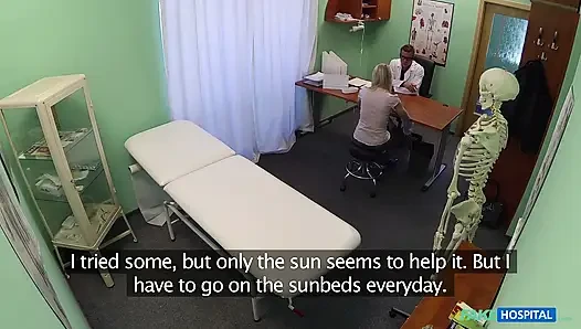Fake hospital - eine kurvige blondine mit einem sprudelnden hintern nimmt das freche angebot des arztes zum vergnügen auf