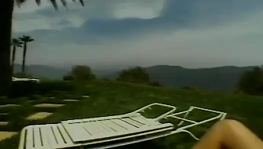 Aksi hot lesbian muasin dua lesbian rambut pirang dengan dildo warna ungu