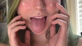 Menina ahegao boba e fofa mostrando a língua