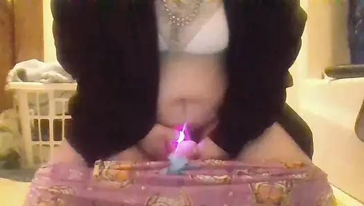 Cewek seksi dengan pantat bahenol ini lagi asik ngentot pantat bahenolnya pakai vibrasi shell!