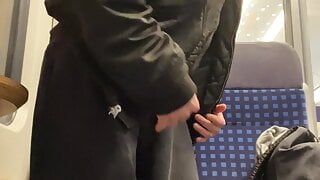 Alemão garoto ousando gozar em público em um trem