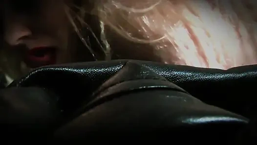 Между ее колготками перед тем, как раздавить твою голову