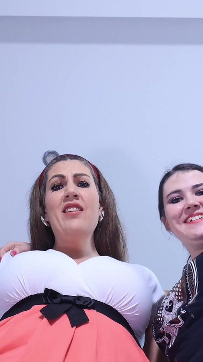 Giganta amigos con enormes pies tamaño 45 y 42