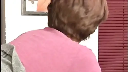Brünettes teen ausgepeitscht, nachdem sie das haus nicht gut geputzt hatte