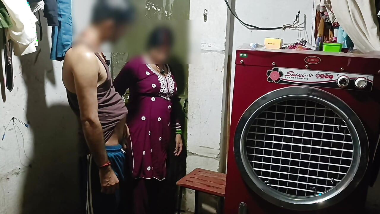 Camera proprietarului și în picioare pe timp de noapte în audio hindi