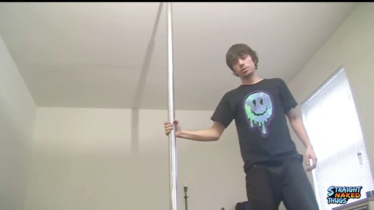 StraightNakedThugs: Chad Turner oslobađa svoj veliki kurac i novi plesni hobi