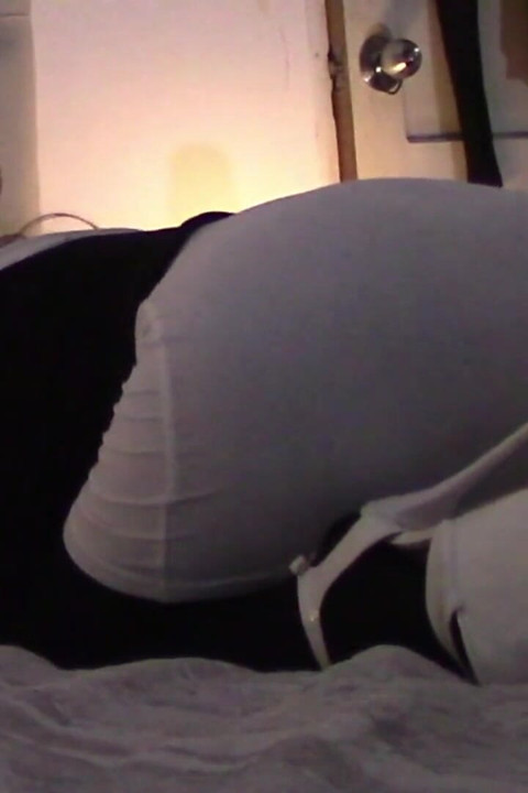 MILF with a Gorgeous Ass Gives a Blowjob and Swallows Cum
