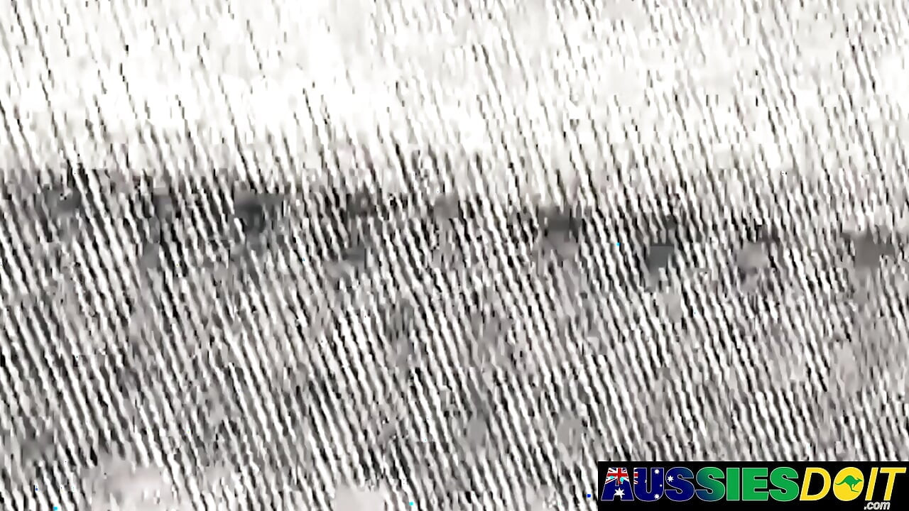 Tetovirani Australac Jaxon analno jebe Wyatta u mokru guzicu