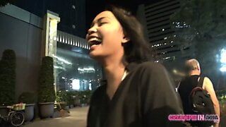 Mooie jonge Thaise hoer opgepikt van de straat en creampie