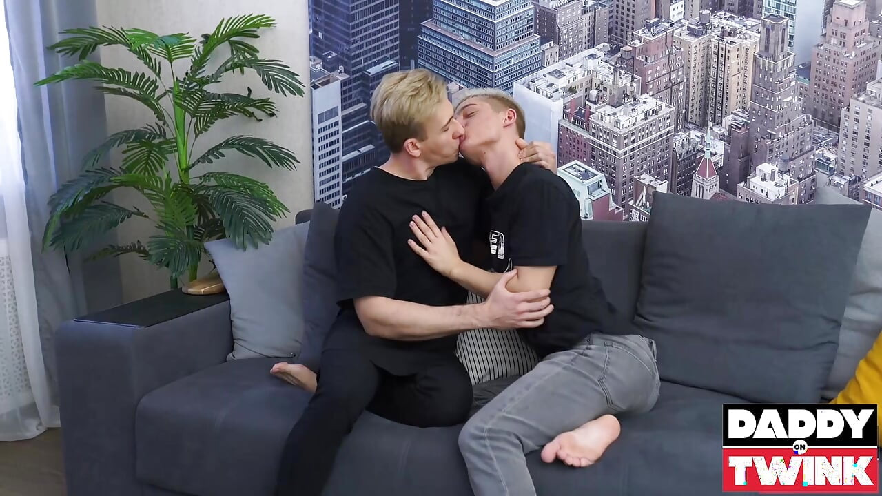 DADDYONTWINK pyara sunahre baalon vaala sautela beta Alex bled leks moors giga land se karaahta hai