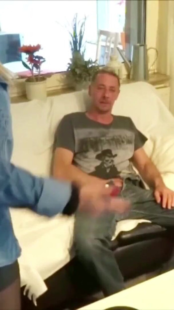 Cautivador momento de "Alemana tetona milf atrapada amigo viendo porno y ayuda"