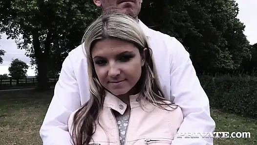 Gina gerson menempatkan tubuh mungilnya untuk bekerja dengan beberapa aksi anal yang hebat