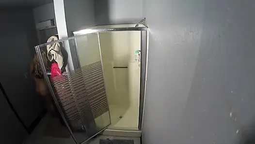 Ateşli sarışın Sarah Vandella kamera arkası saksoda 4 adama sakso çekiyor