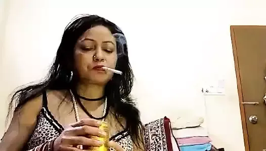 Индийская дези бхабхи наслаждается сексом с игрушкой, курит сигарету - горячие сиськи, тугая киска