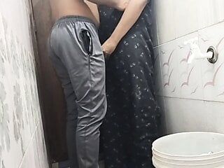 Seks kamar mandi – bibi panas dengan pacar yang sangat muda