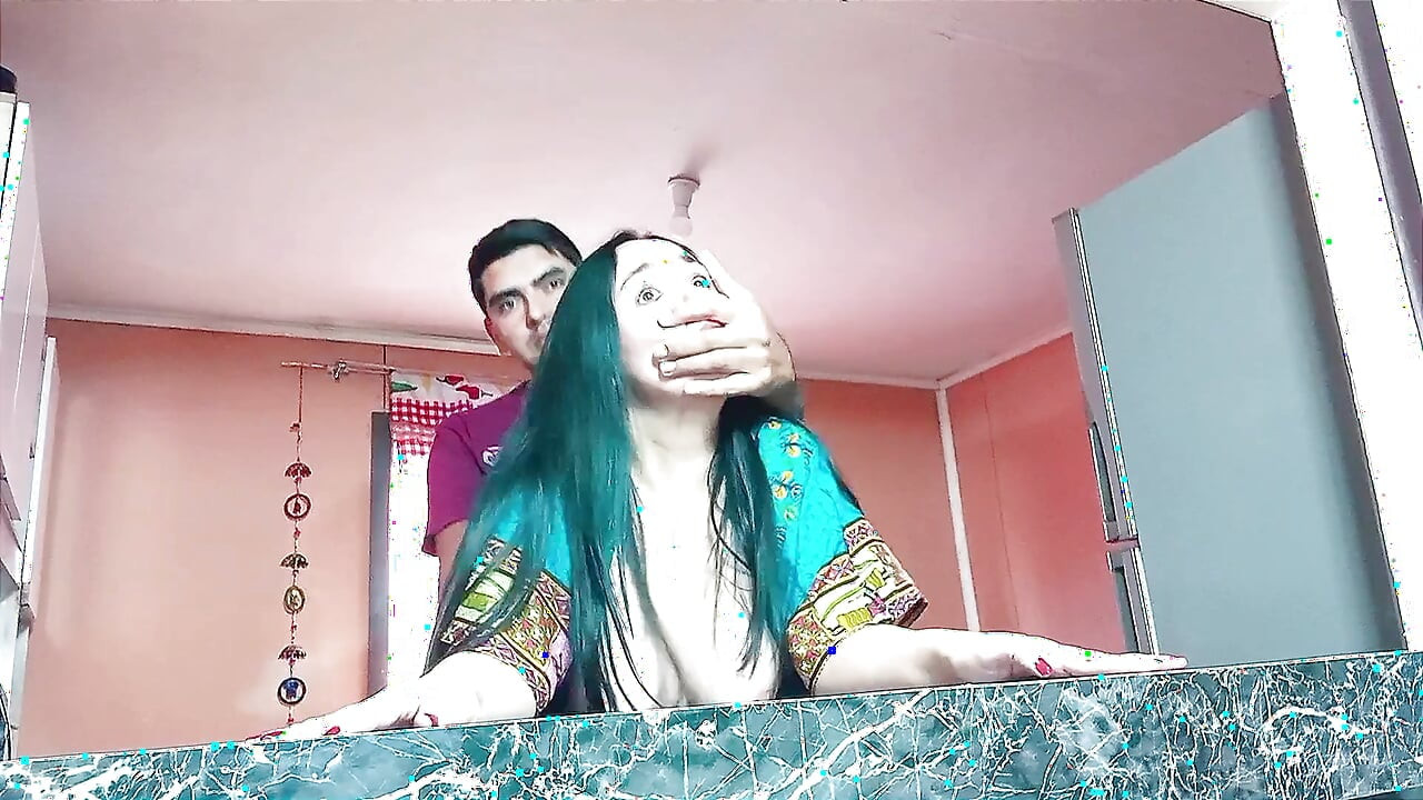 Làm tình trong bếp với mẹ kế Ấn Độ dâm đãng của tôi.