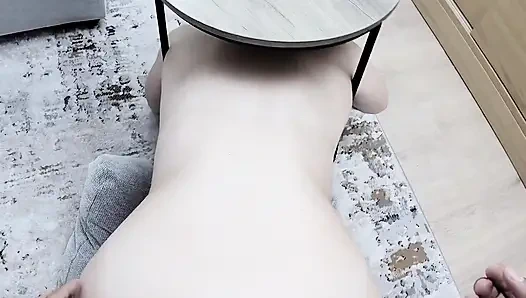 У неё IQ 180, но она застряла на столе