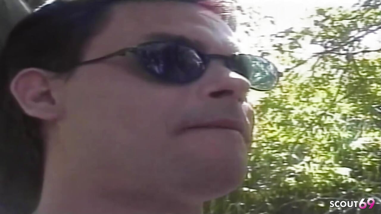 Мужик тайно встречается с женщиной-трансом и трахает ее анально на улице