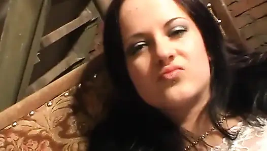 Koyu saçlı genç amcık yalıyor ve yaşlı adam tarafından sikiliyor