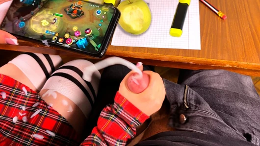 MÄDCHEN spielt Spiele und streichelt seinen schwanz - Mobile Legenden