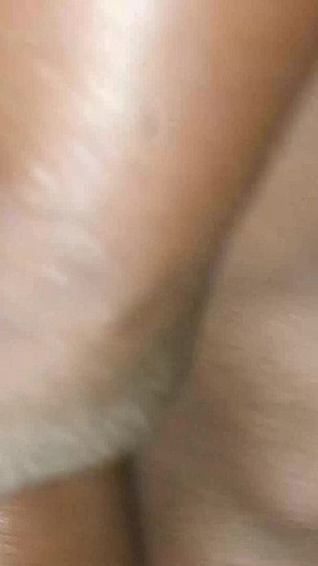 Detik kuat dari "Saya mengongkeknya dengan sangat keras di atas kerusi dan memancut mani pada pantatnya"