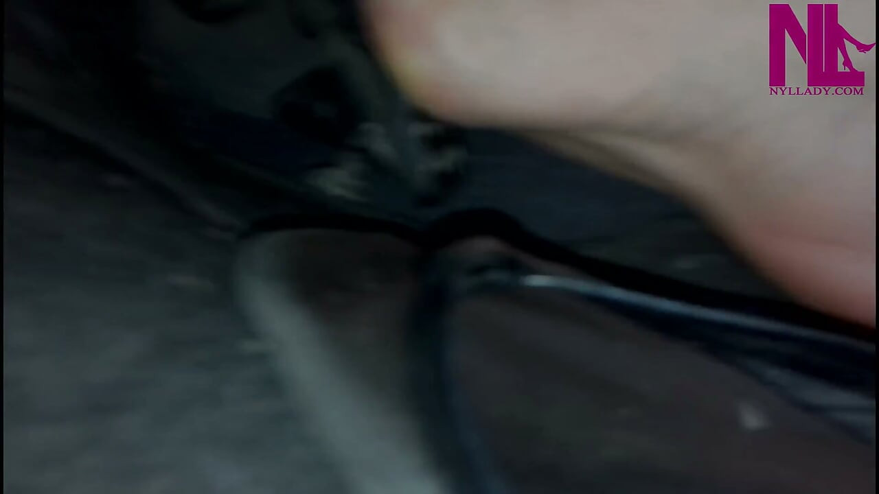 Quente pedal descalça bombeando em meus flops pretos de couro