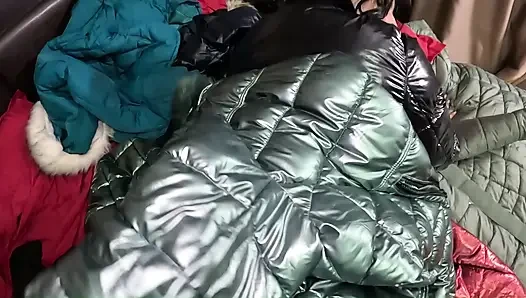 Glänzende Unterjacke, fetisch-MILF. Mehrere jacken, grober fick und überall auf meinen mantel kommen