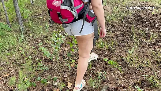 Vollbusiges mädchen verlor sich im wald, fand aber einen schwanz im freien