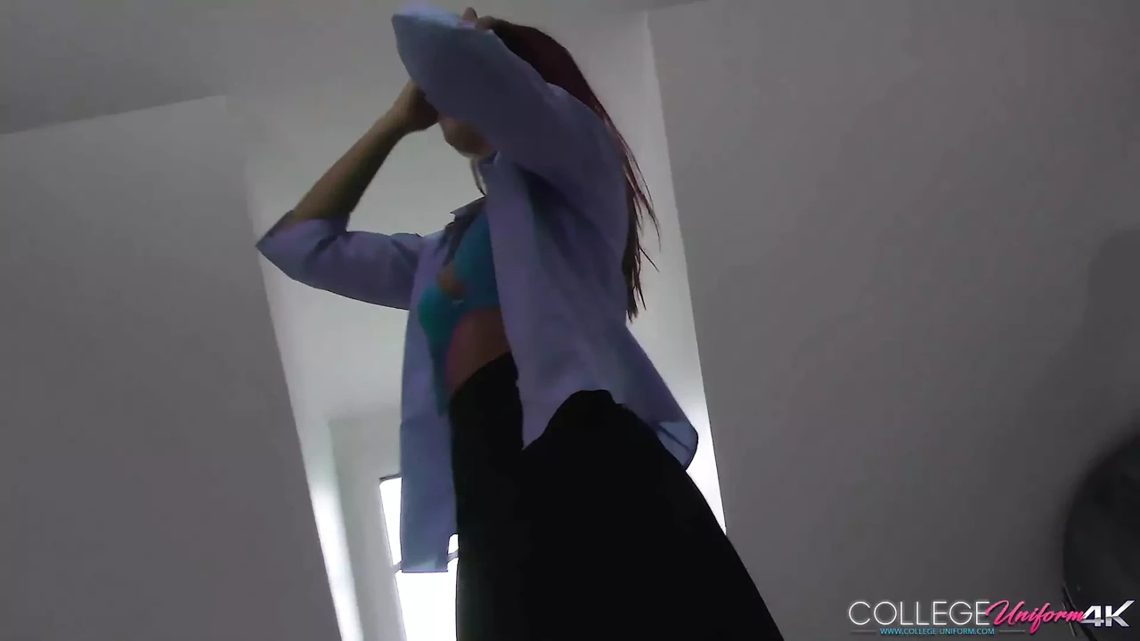 The Sexy Lucie Kent Takes Her Bra Off During A Hot Photo Session!