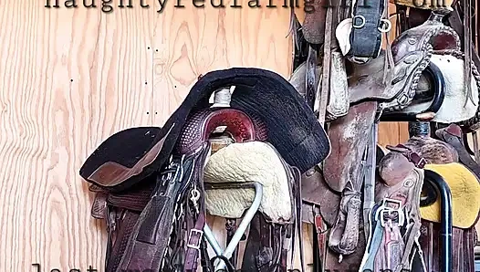 Kızıl saçlı kız çiftliğin her yerinde kendini deli gibi sikiyor