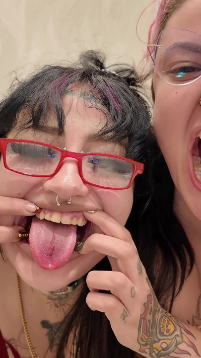 微胖女孩愚蠢的脸庞、唾液、嘴巴、舌头和牙齿恋物癖