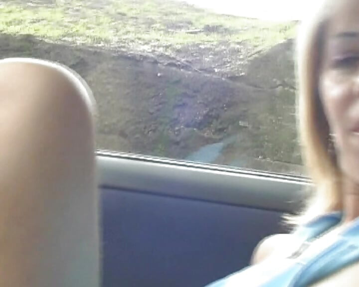 Pegou linda francesa mostrando sua buceta para um passeio grátis
