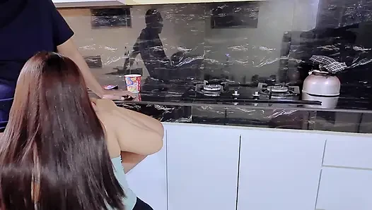 Bir durakta tombul kamyon şoförüyle mutfakta sikişiyor