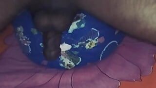 Chico indio follando la almohada, masterbating muestra su negro gran culo y se corre en la cama