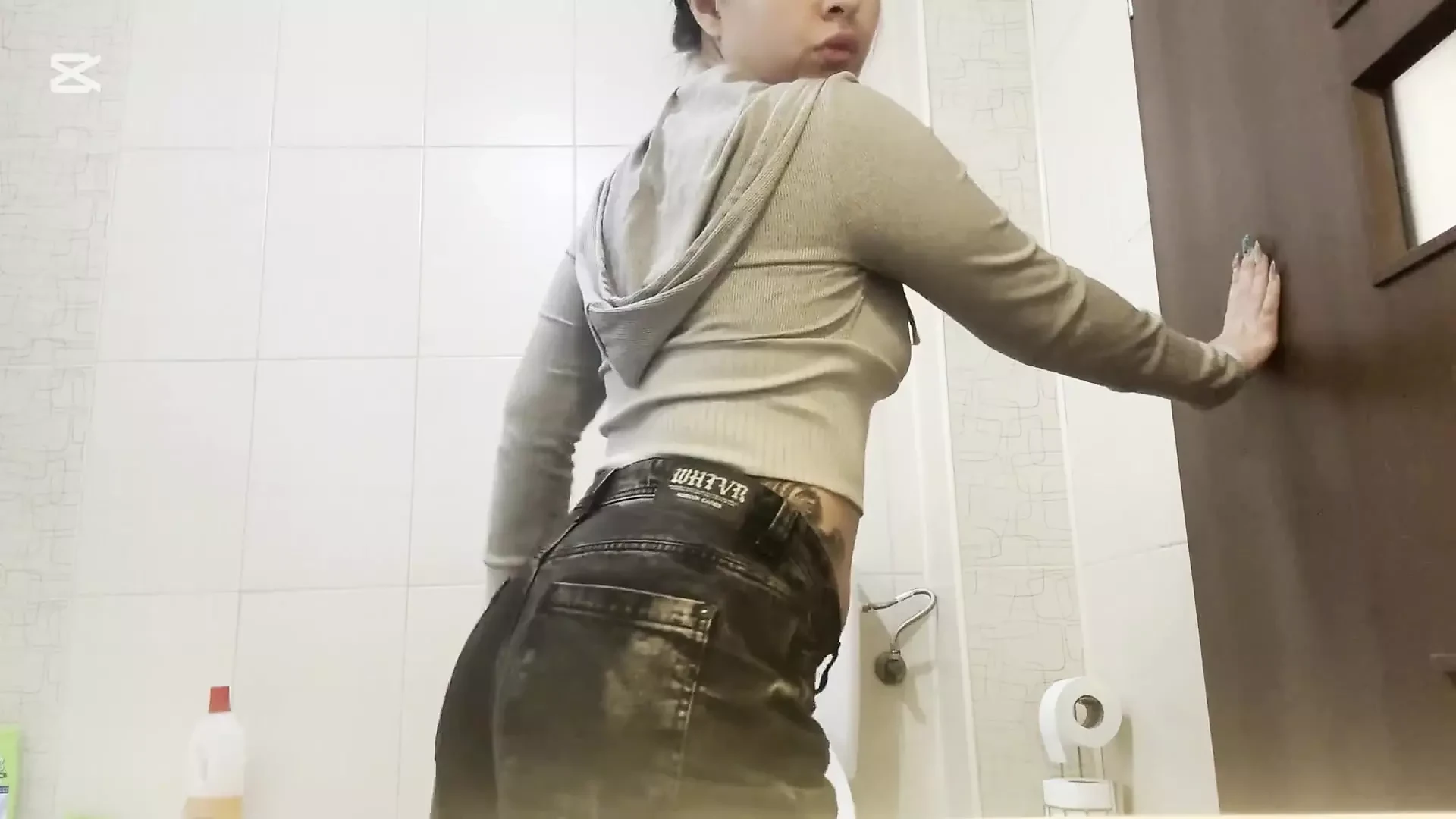 Pedos en el baño con mis tetas fuera