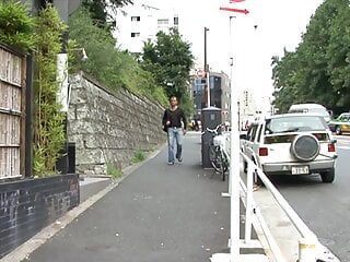 アジアの若いビッチが巨大なチンポに跨る