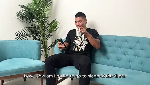 Aku meyakinkan saudara tiriku untuk pertama kalinya. Cowok ini punya kontol kecil, tapi dia masih bikin aku crot!