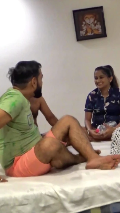 Uzbudljiv trenutak "dva para su igrala striptiz poker i postepeno su napali seksualne odnose. Razmenili su se.
