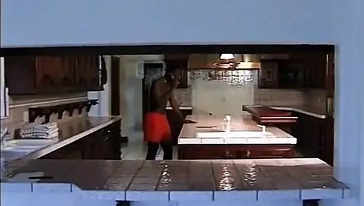 Cewek kulit hitam berambut keriting fantastis nyepong dan ngentot dua kontol satu per satu