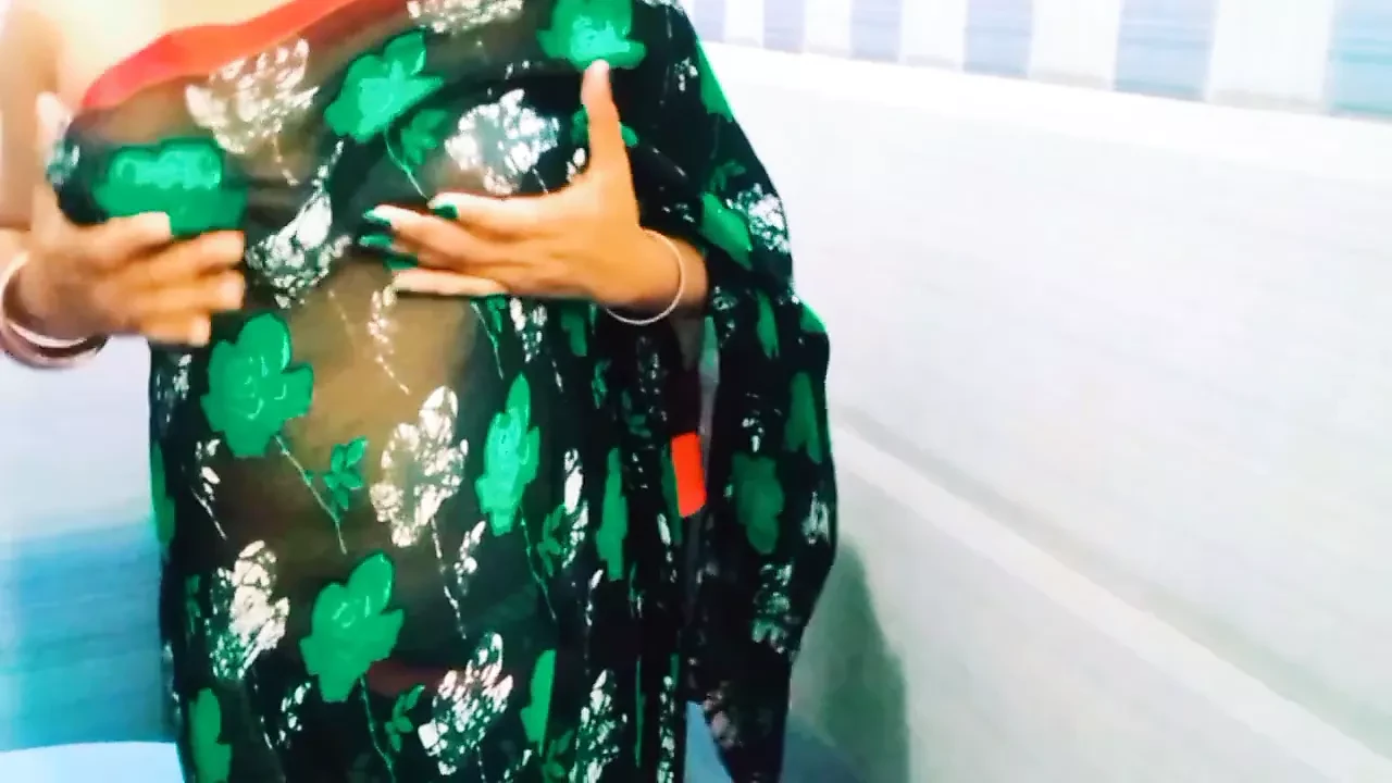 bhabi bathroom me nahate wakt pisab kar diya
