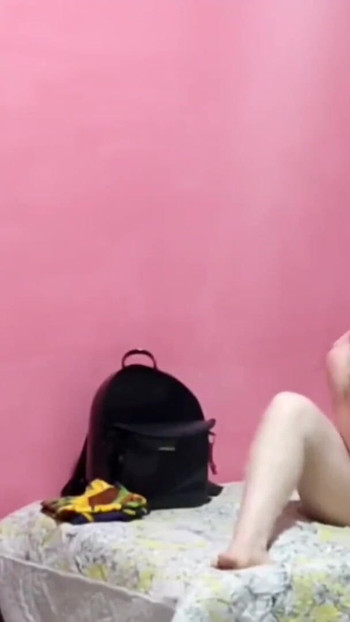 令人啪啪 "年轻女孩在鸡巴上滚动并坐在她的屁股上，他第一次让他在里面射精"